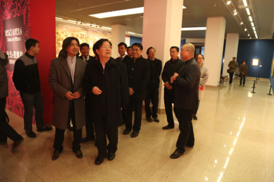 文化部部长蔡武来中国美术馆参观展览